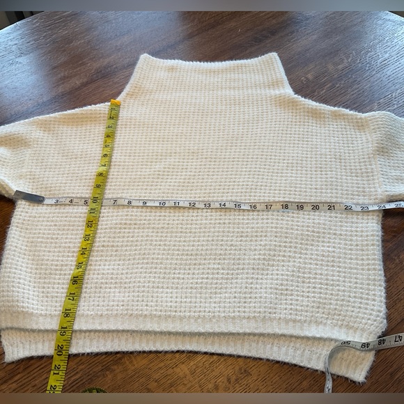 Crop knitted Off White Sweater - Like New Condition - Picture 4 of 5